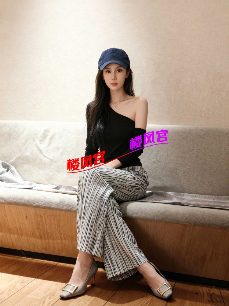 jimeng-2025-10-11-8052-基于图1的视觉规范，生成图2人物的完整全身肖像。 输出结果必.jpg